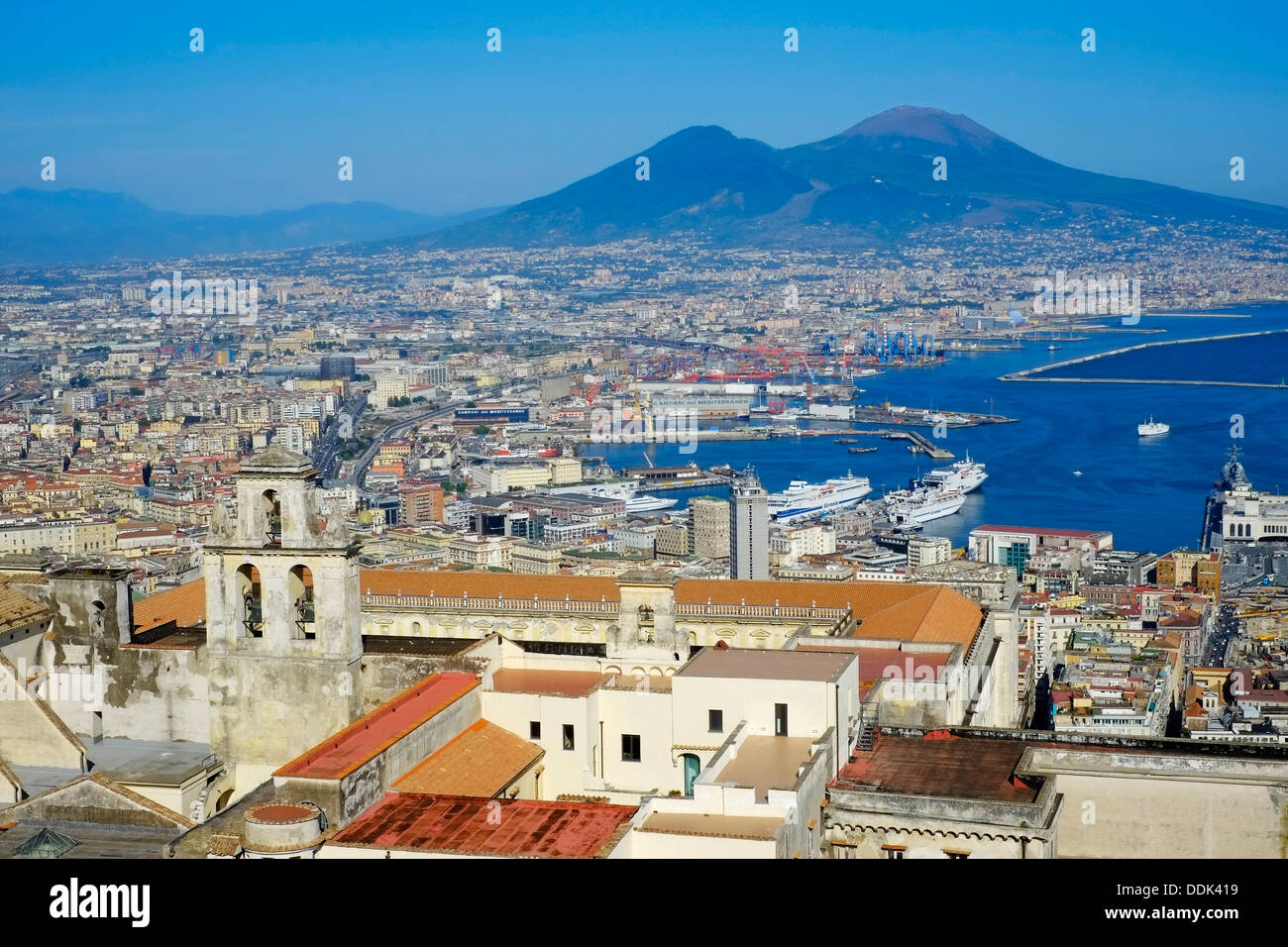 L'Italia, Campania, Napoli, vista da Castel Sant Elmo su Cortosa di San Martino, del porto e del Vesuvio Foto Stock