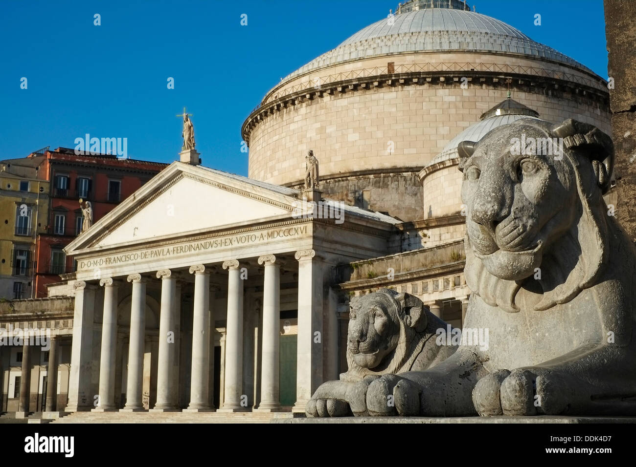 L'Italia, Campania, Napoli, piazza del Plebiscito e San Francesco di Paola basilica Foto Stock