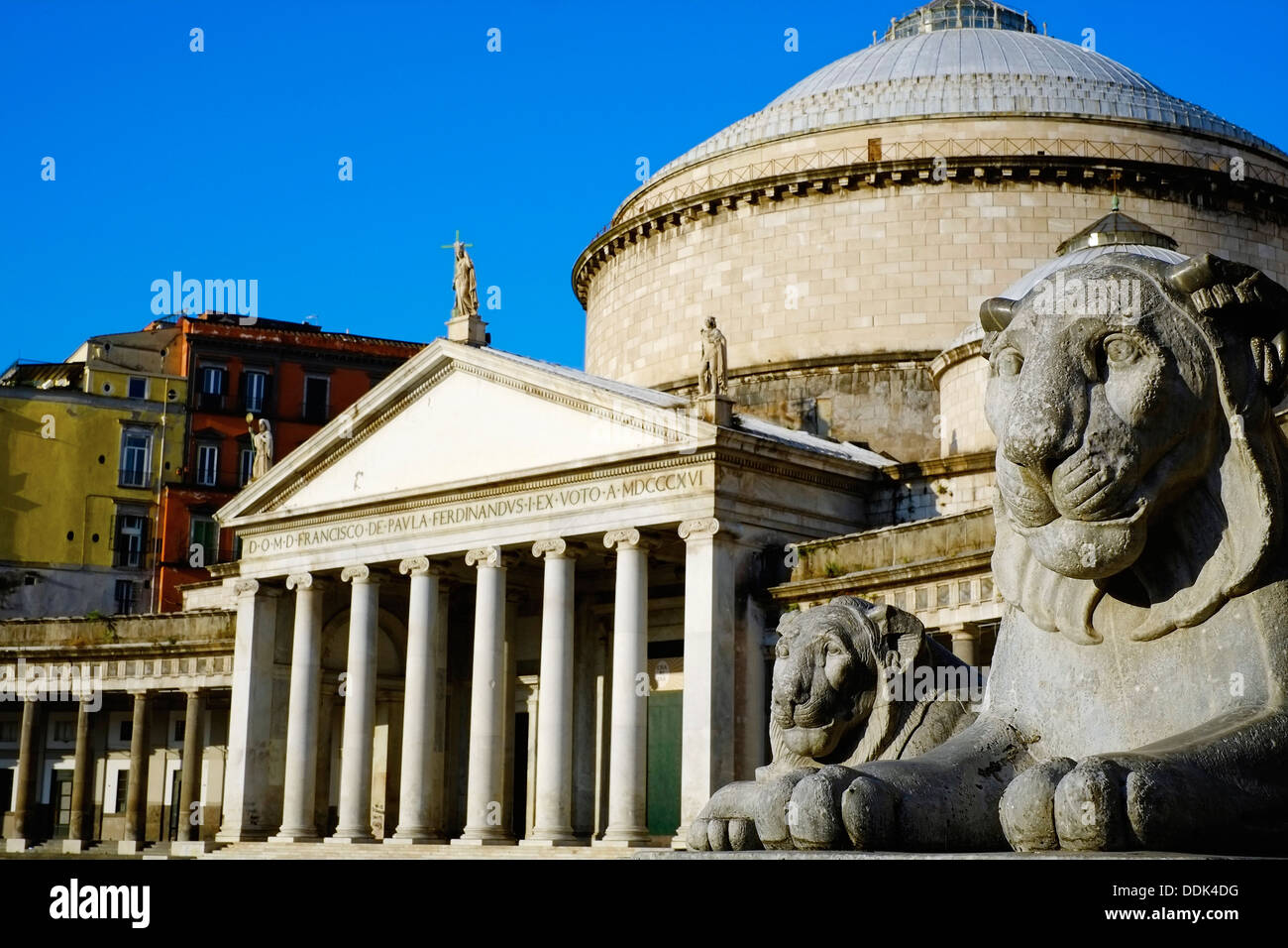 L'Italia, Campania, Napoli, piazza del Plebiscito e San Francesco di Paola basilica Foto Stock