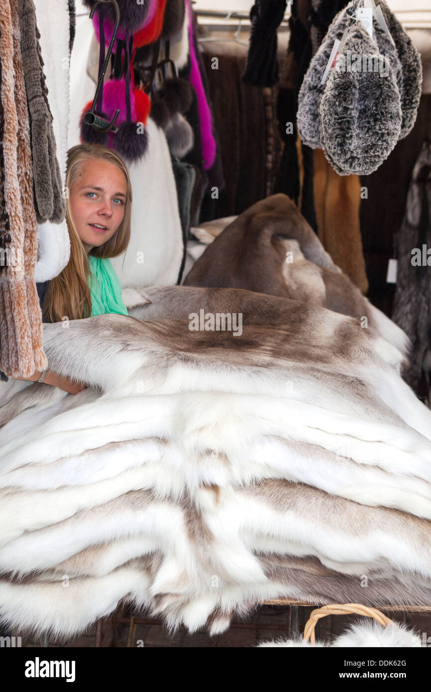 Porta fuori mercato titolare di stallo la vendita di pellicce di renne Helsinki Finlandia. (Kauppatorior outdoor principale piazza del mercato) Foto Stock