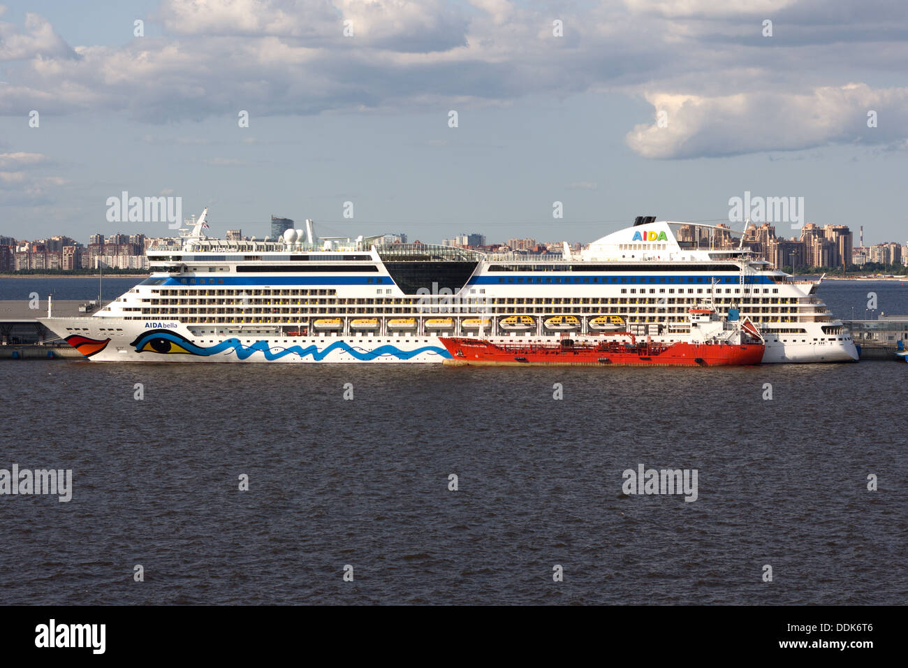 Navi da crociera a fianco al terminal delle crociere Isola Vasilievsky San Pietroburgo Russia Foto Stock