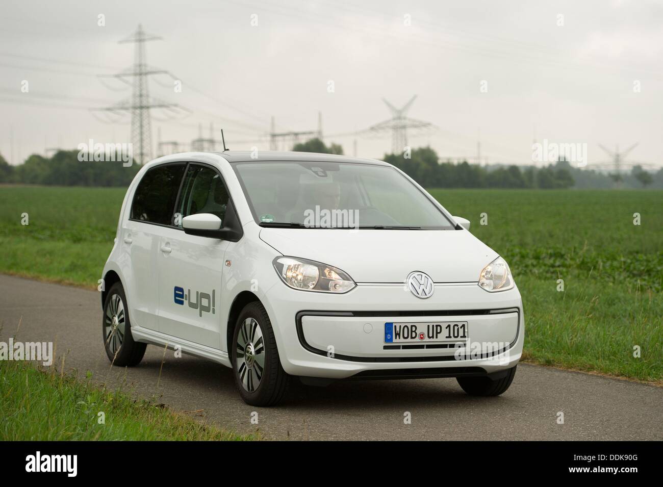 Wolfsburg, Germania. 04 Sep, 2013. Auto Elecronic sorge su una strada, Wolfsburg, Germania, 04 settembre 2013. Con l'e-up Volkswagen entra nel business della pura auto elettriche. Foto: Sebastian Kahnert/dpa/Alamy Live News Foto Stock