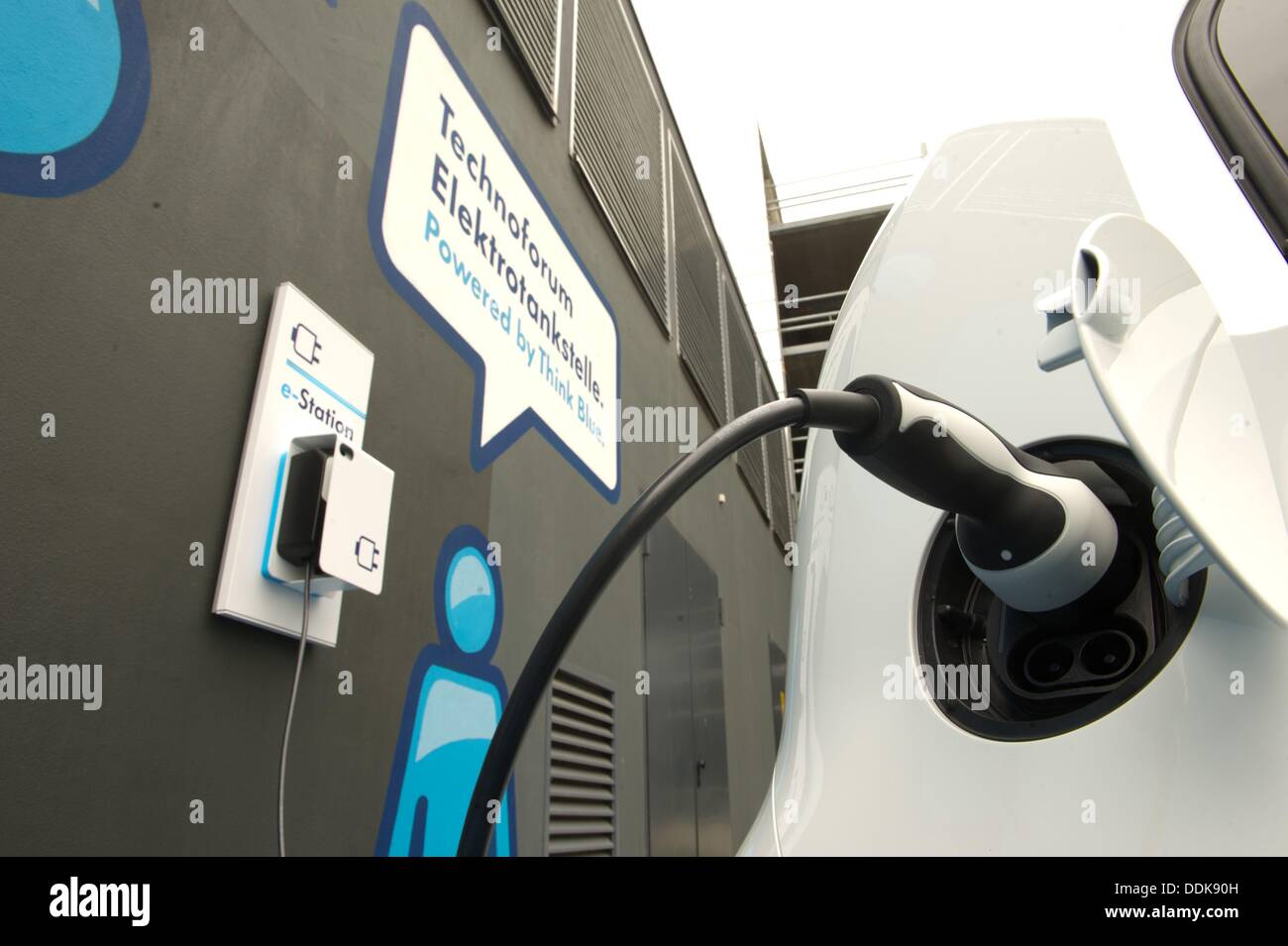 Wolfsburg, Germania, 04 settembre 2013. Cavo di ricarica è inserito in una VW e-up. Con questa e-up Volkswagen entra nel business della pura auto elettriche. Credito: Sebastian Kahnert/dpa/Alamy Live News Foto Stock