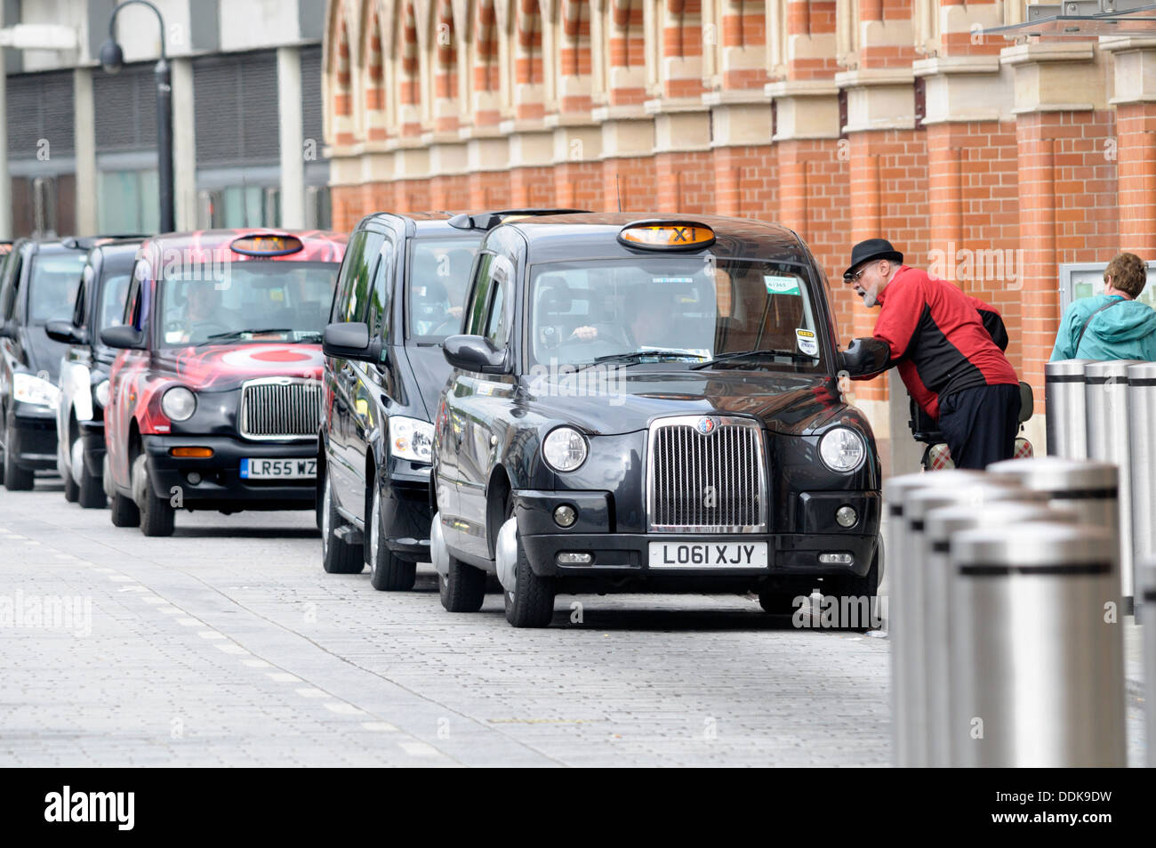 Londra, Inghilterra, Regno Unito. Taxi la coda davanti alla stazione di St Pancras Foto Stock