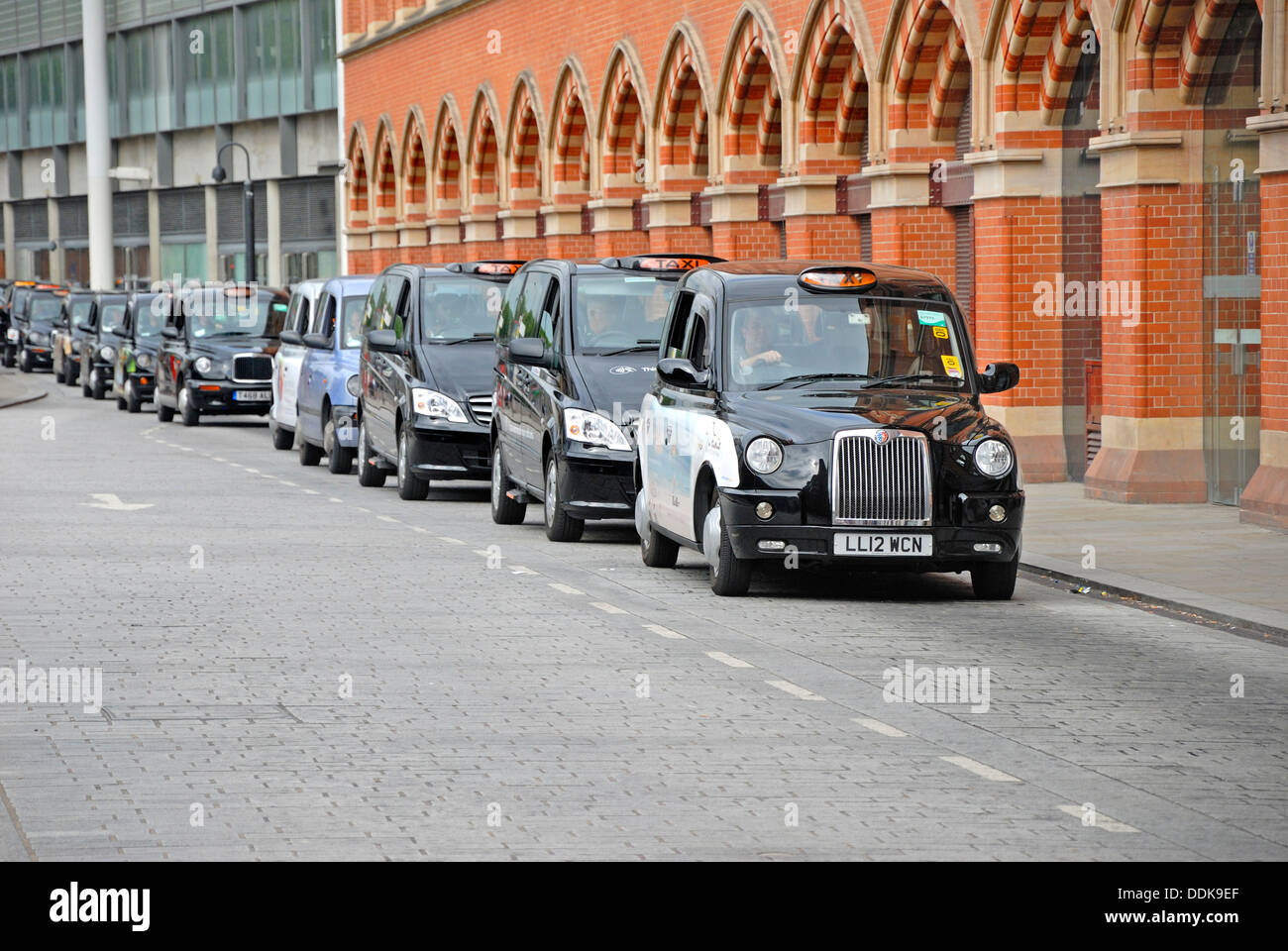 Londra, Inghilterra, Regno Unito. Taxi la coda davanti alla stazione di St Pancras Foto Stock