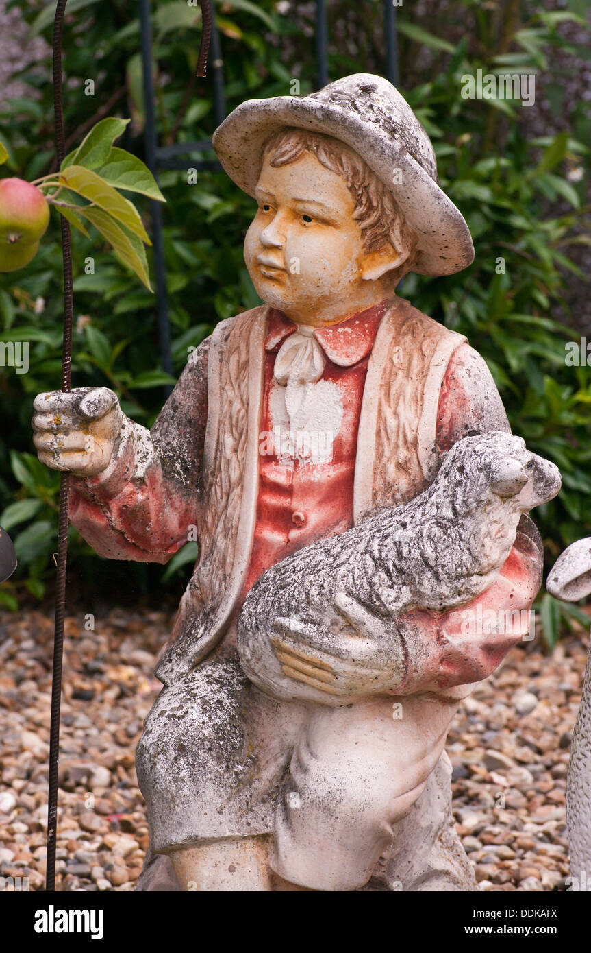 Giardino statua ornamentale di un ragazzo Pastore con agnello Foto Stock