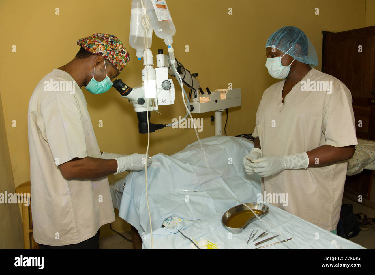 Un oculista pratiche di chirurgia della cataratta in clinica mobile Foto Stock