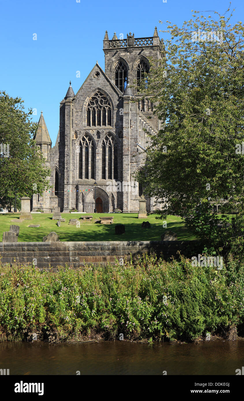 Abbazia di Paisley in Scozia con il White Cart fiume in primo piano Foto Stock