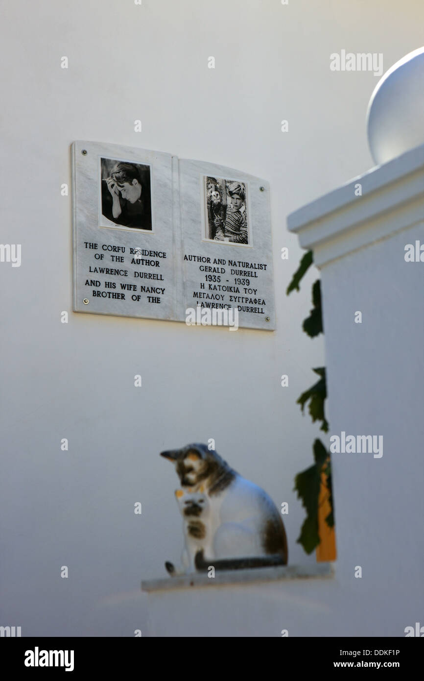 La placca sul muro della casa bianca a Kalami, Corfù la casa di Gerald e Lawrence Durrell gli autori Foto Stock