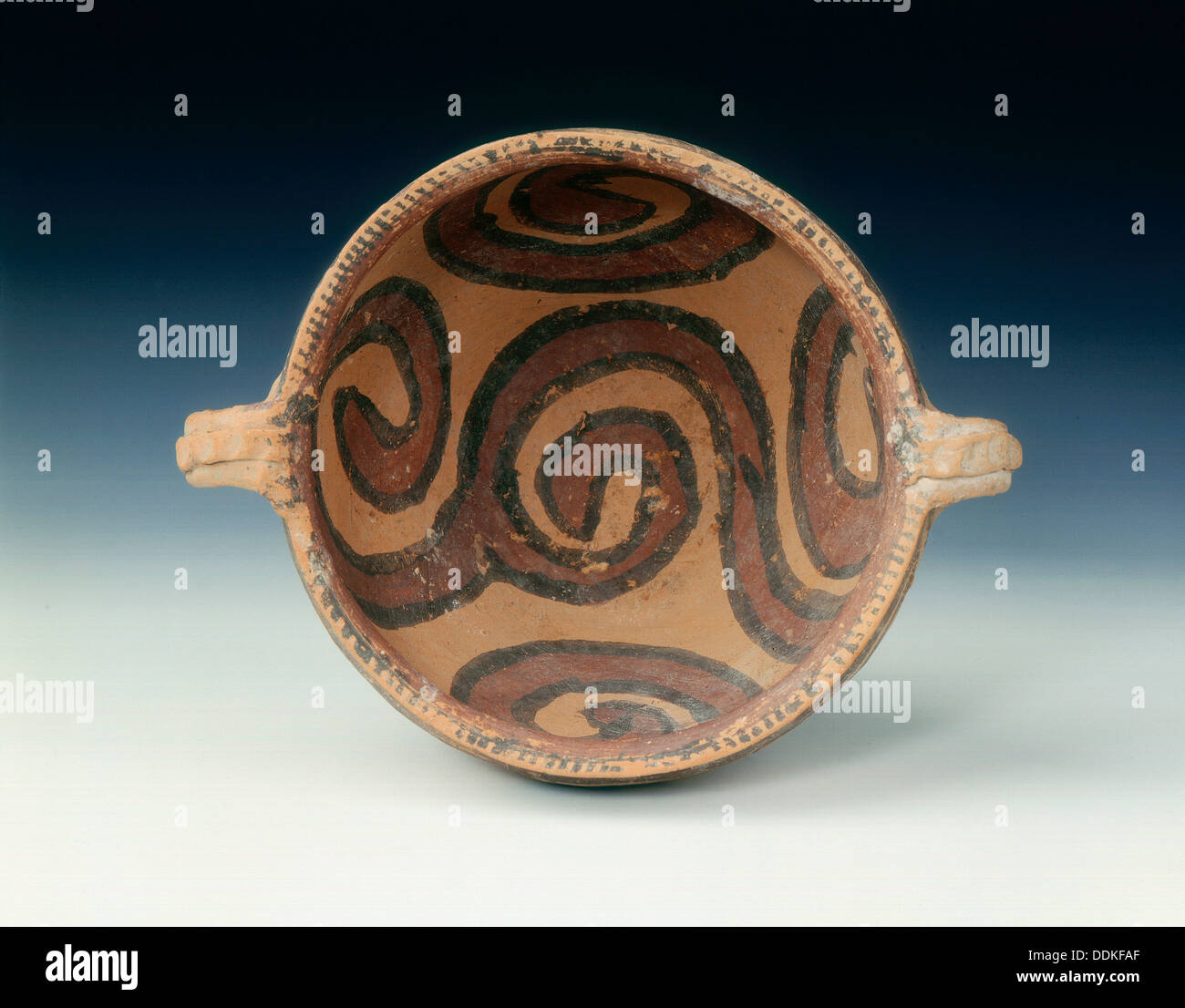Rosso vaso in ceramica dipinta con disegni, neolitico, ma fase Chang, Cina, c2500 BC-1700 BC. Artista: sconosciuto Foto Stock