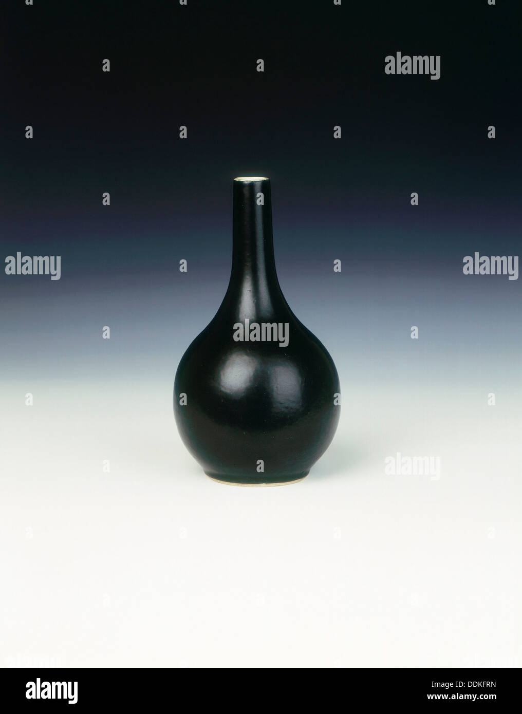 Nero specchio lungo collo vase, dinastia Qing, Cina, del XVIII secolo. Artista: sconosciuto Foto Stock