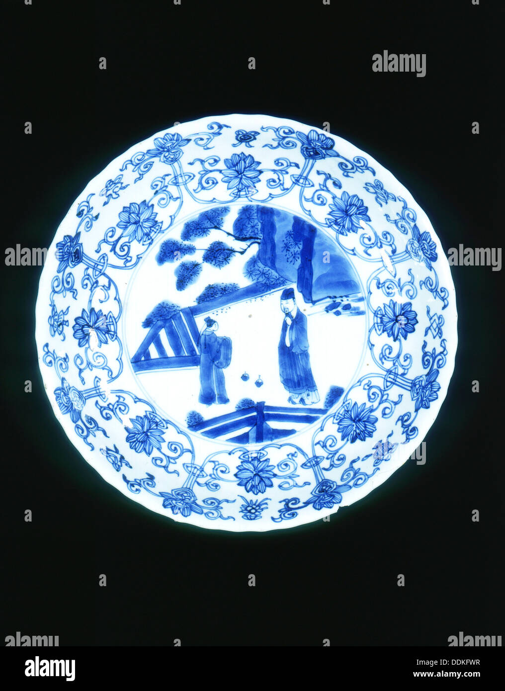 Blu e bianco, piastra della dinastia Qing, Kangxi medio periodo, Cina, 1683-1700. Artista: sconosciuto Foto Stock