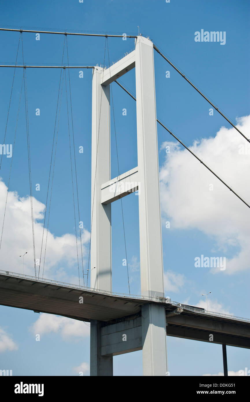 La struttura di supporto di una grande strada di sospensione ponte contro un cielo blu sullo sfondo Foto Stock