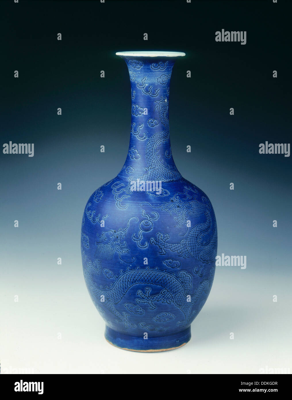 Blu vaso smaltato con incisi draghi, dinastia Ming, Cina, c1645. Artista: sconosciuto Foto Stock