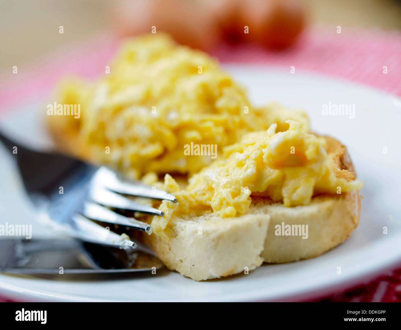 Uova strapazzate su toast colazione, REGNO UNITO Foto Stock