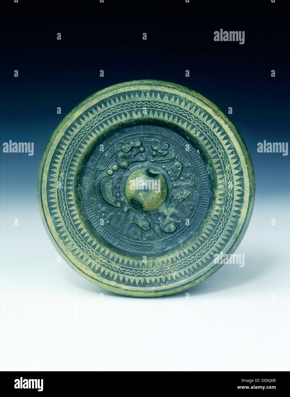 Specchio in bronzo con due draghi, dinastia Han, Cina, 206 BC-220 Annuncio. Artista: sconosciuto Foto Stock