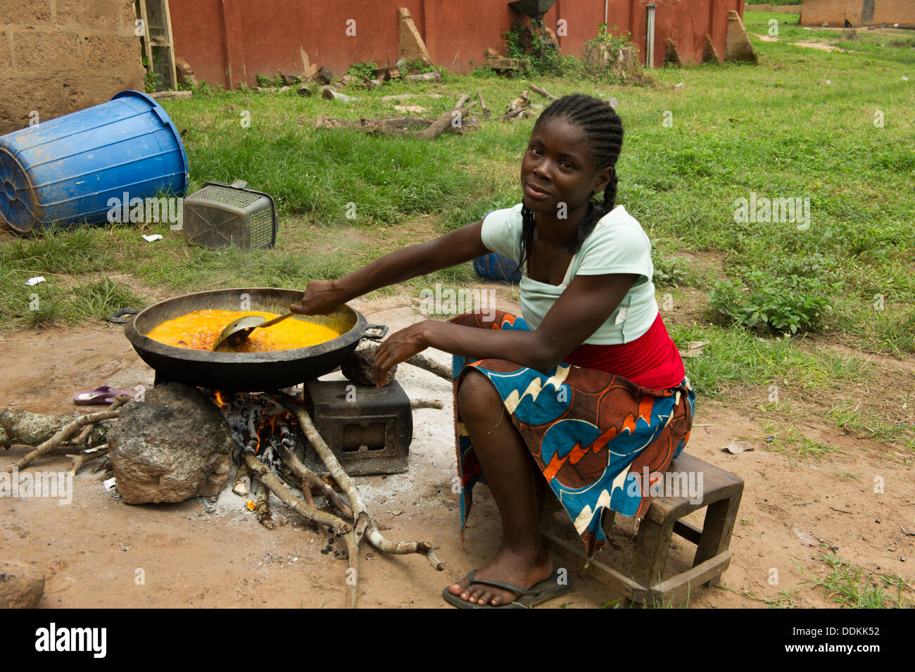 Cucina esterna con 3 la pietra fire in Otutulu, Nigeria Foto Stock