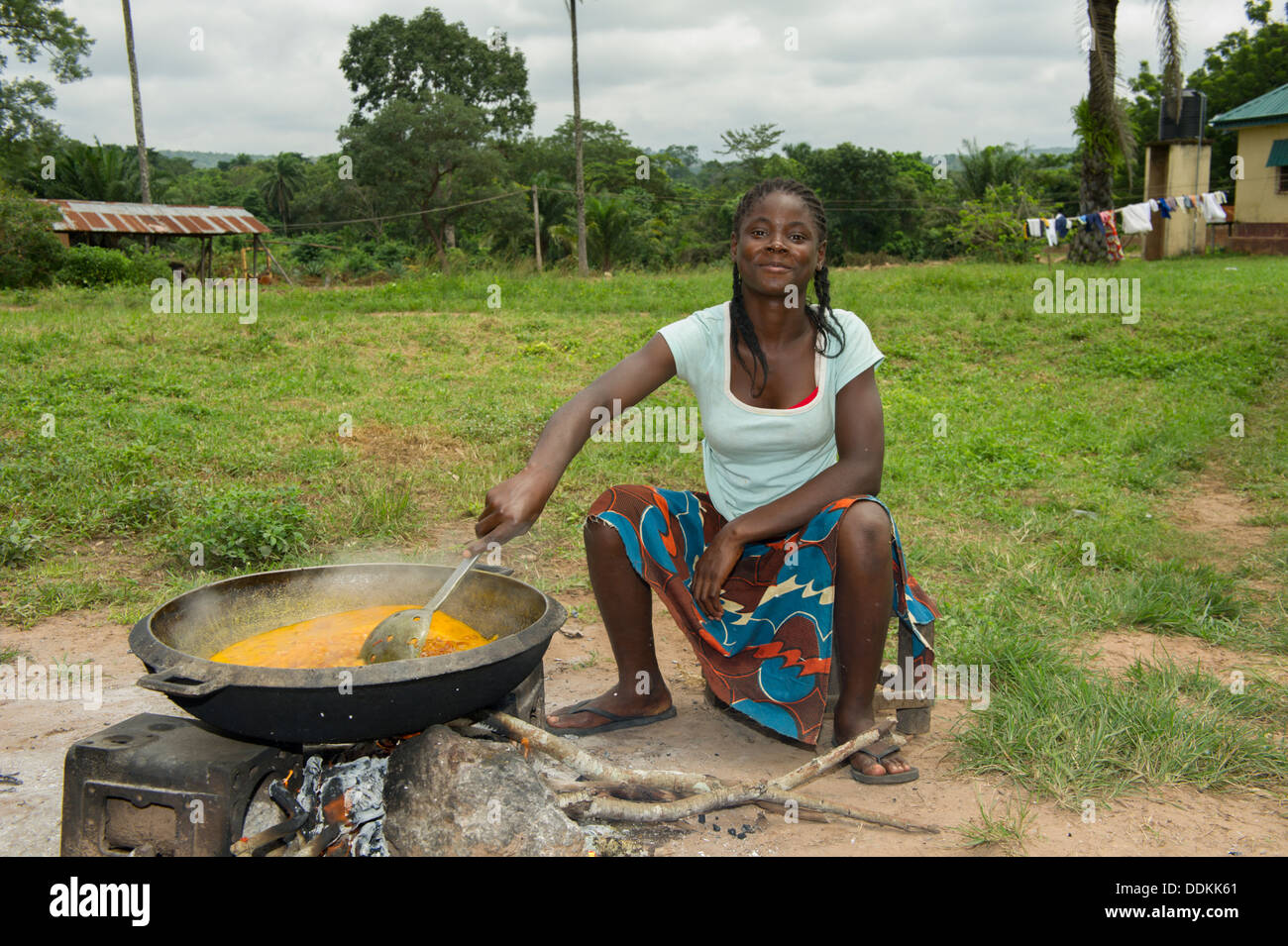 Cucina Outdoor su una pietra 3 fire in Otutulu, Nigeria Foto Stock