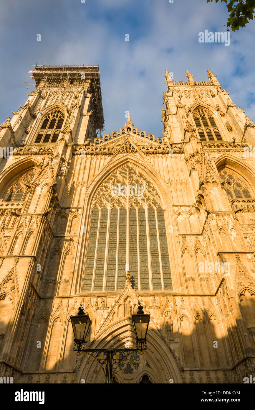 York Minster - fronte ovest al crepuscolo Foto Stock