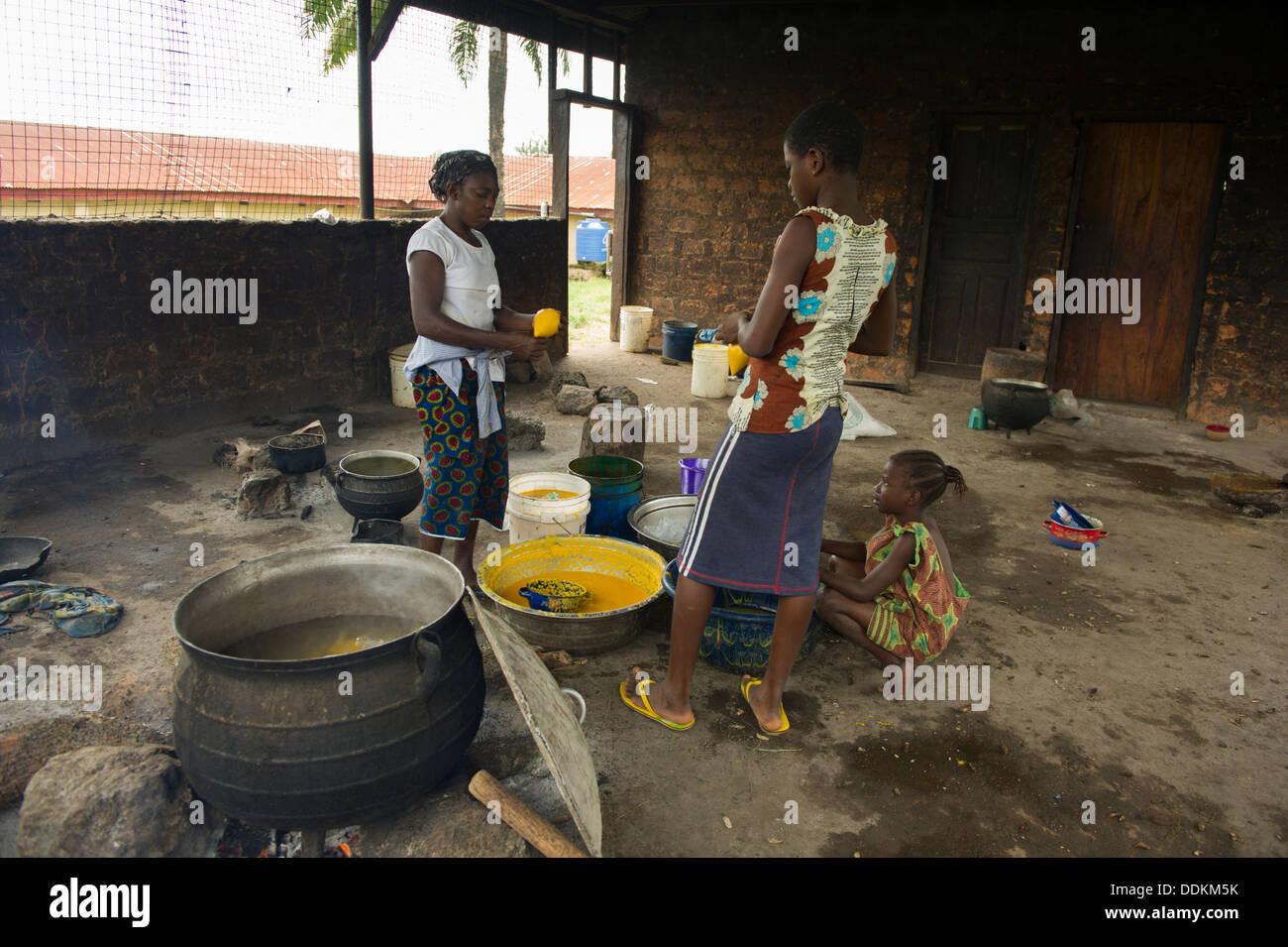 Cuocere confezionamento singola porzione di polenta, Nigeria Foto Stock