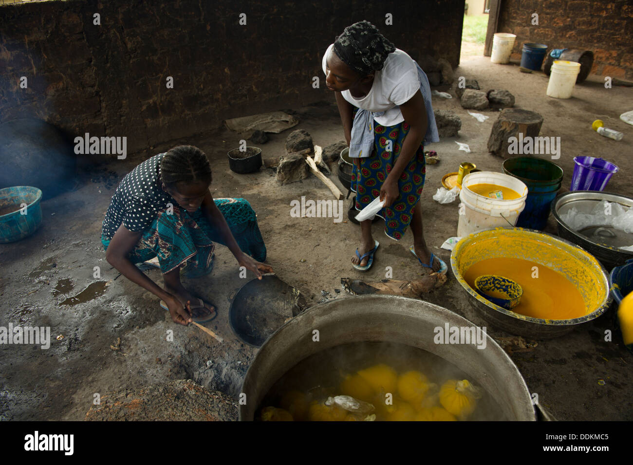 Cuocere confezionamento singola porzione di polenta, Nigeria Foto Stock