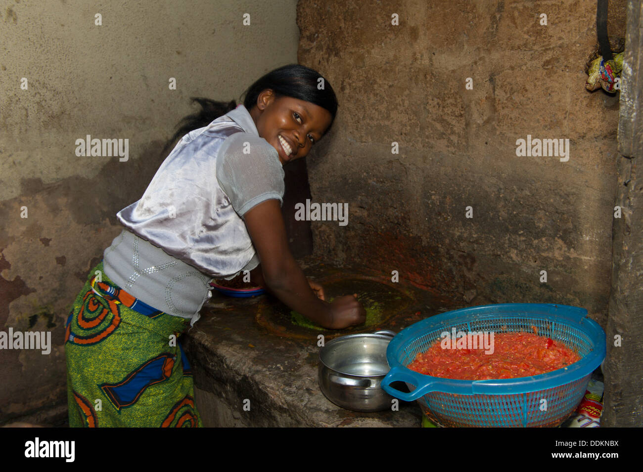 Cuocere in una cucina interna in Nigeria Foto Stock