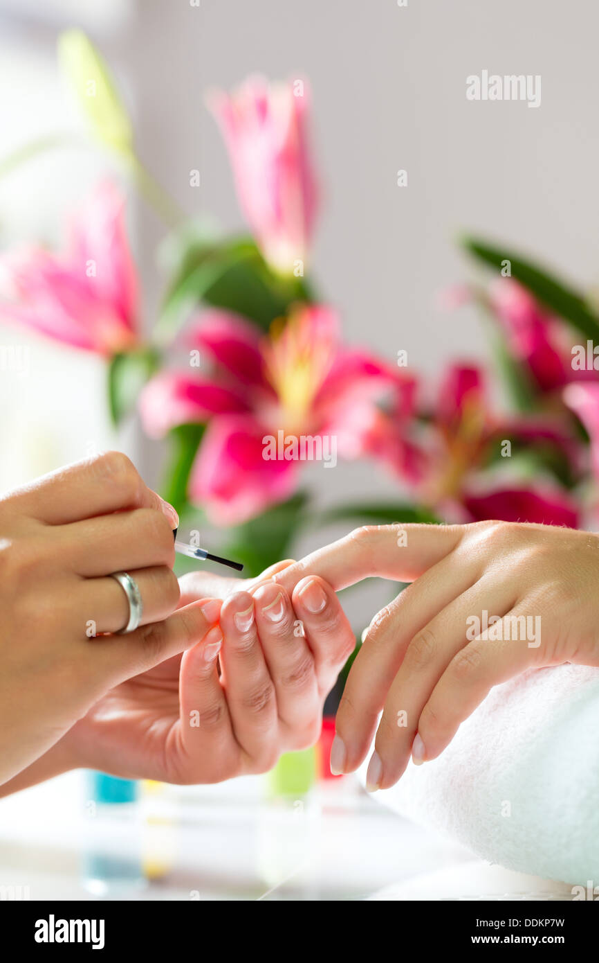 La donna in una manicure ricevendo una manicure da una estetista Foto Stock
