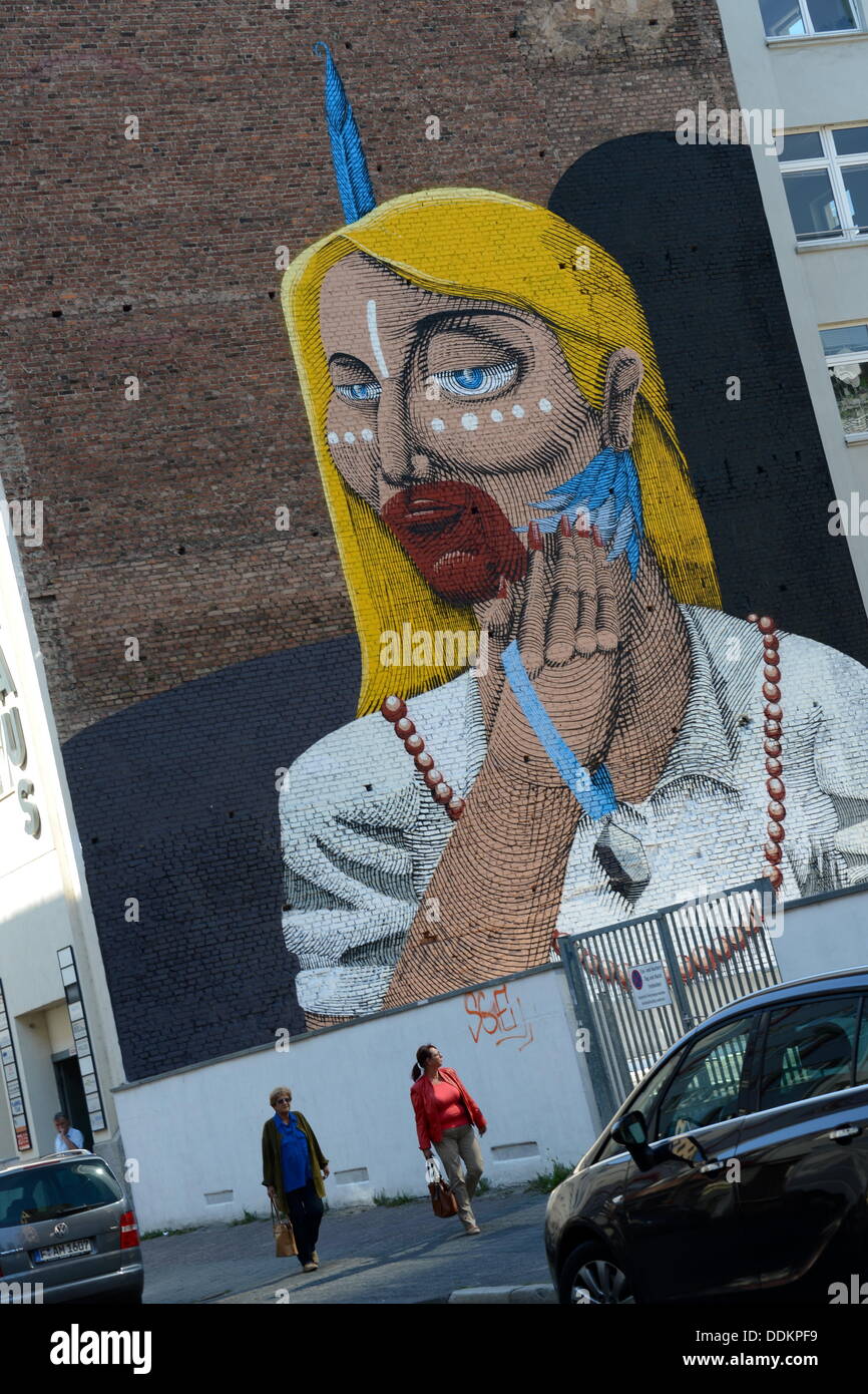 Un grande graffiti da ARTISTA BRASILIANO NUNCA è visto su una facciata di un edificio nel centro della città di Francoforte sul Meno, Germania, 04 settembre 2013. Il Brasile è ospite d'onore alla Fiera del Libro di Francoforte e la Schirn galleria d'arte presenta quindi una vasta varietà di brasiliano della street art e graffiti. Foto: ROLAND HOLSCHNEIDER Foto Stock