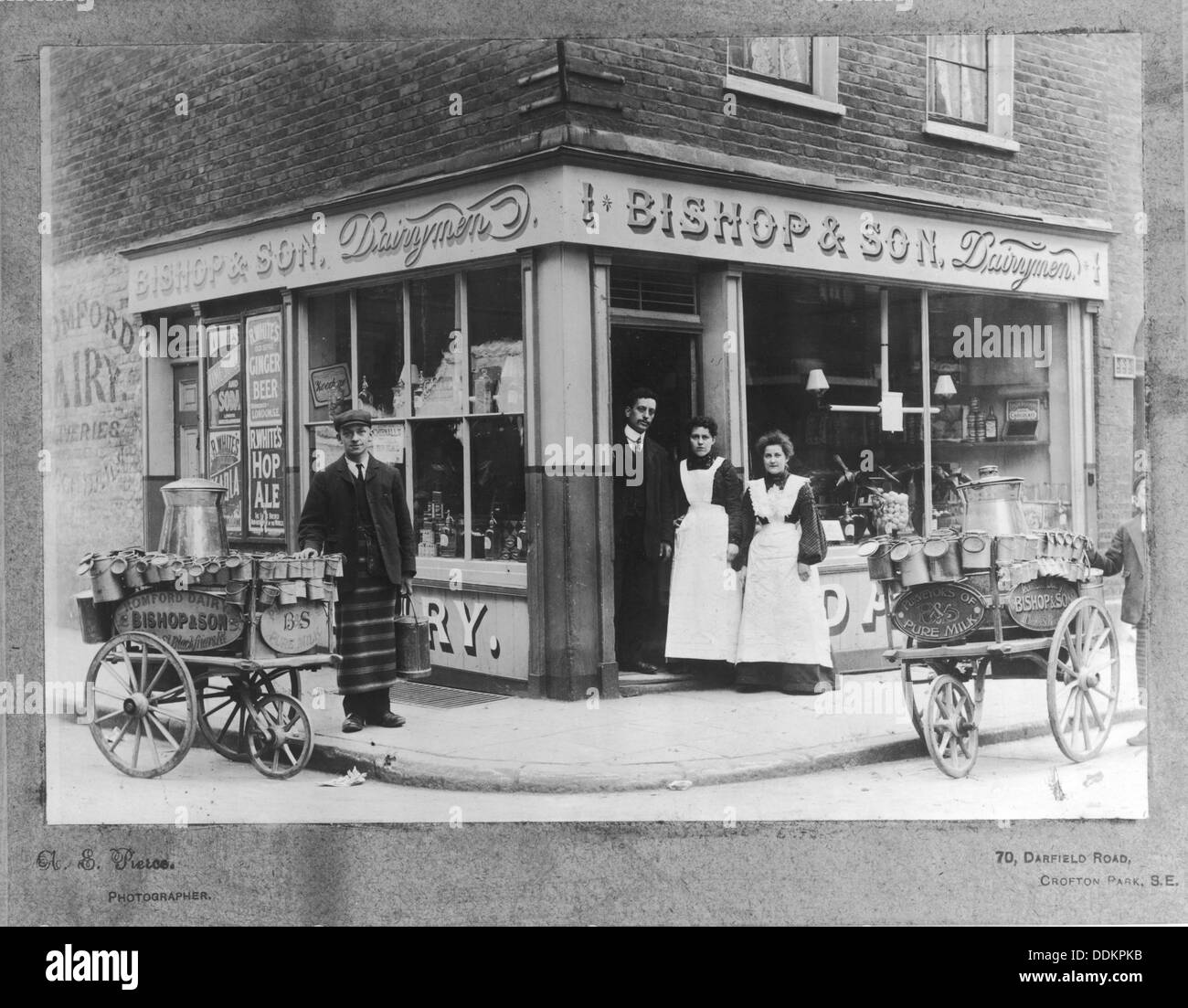 Le persone al di fuori del Vescovo & Figlio casari, Blackfriars Road, Città di Londra, (c1900?). Artista: sconosciuto Foto Stock