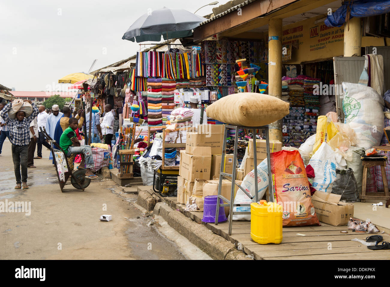 Un mercato di strada ad Abuja, in Nigeria Foto Stock