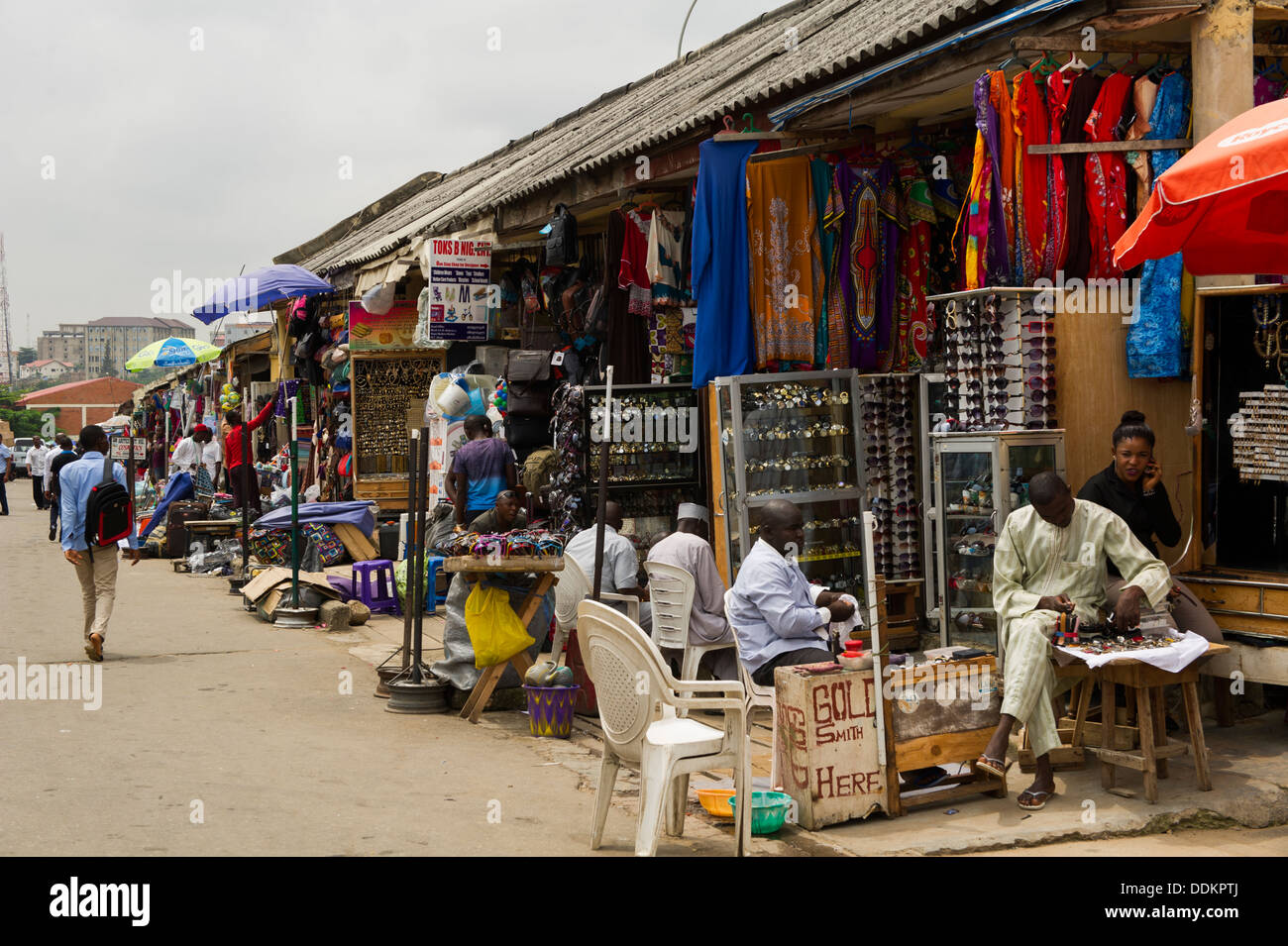 Un mercato di strada ad Abuja, in Nigeria Foto Stock