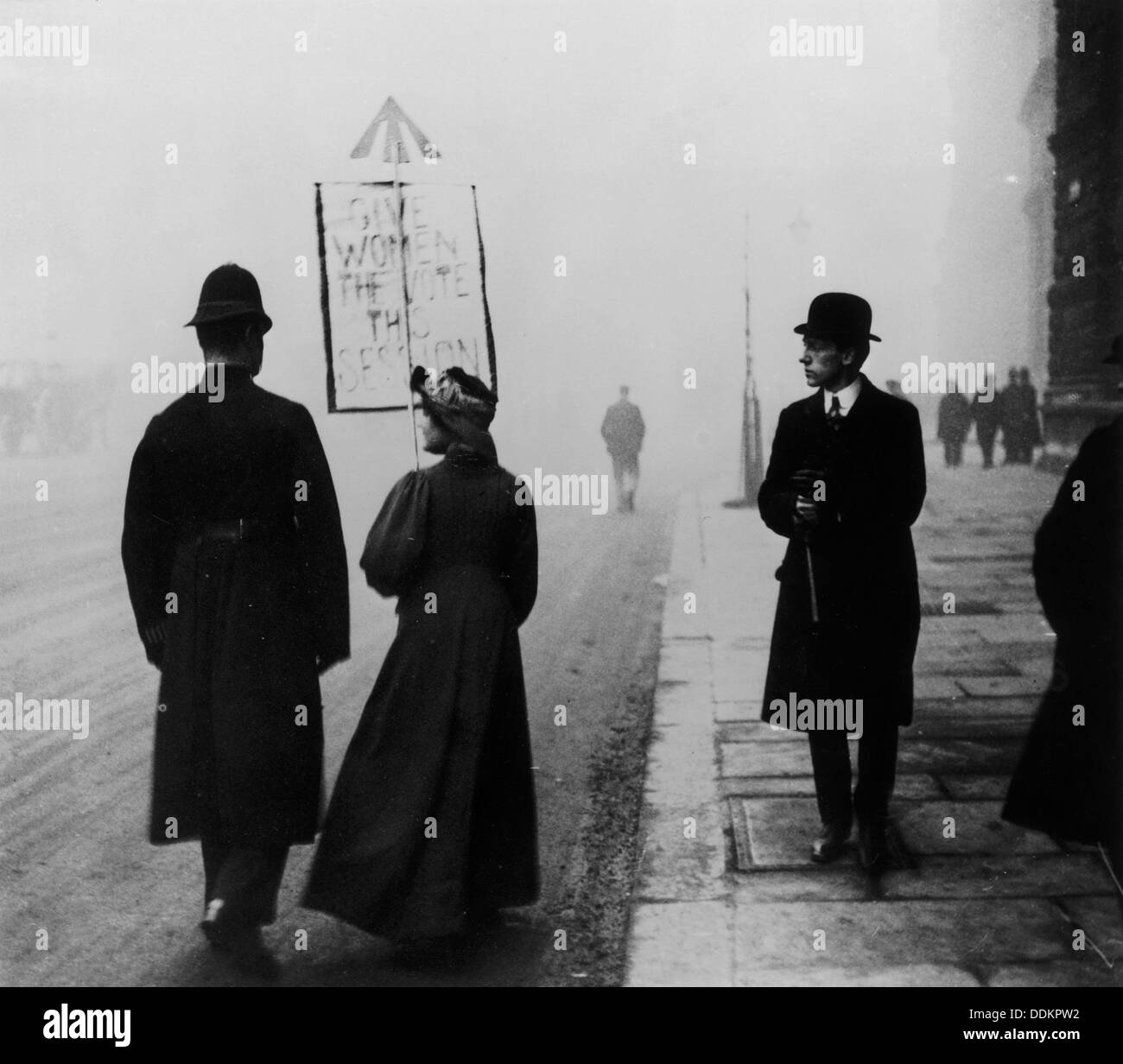 Un suffragette dimostrando in Whitehall, Londra, c1908. Artista: sconosciuto Foto Stock