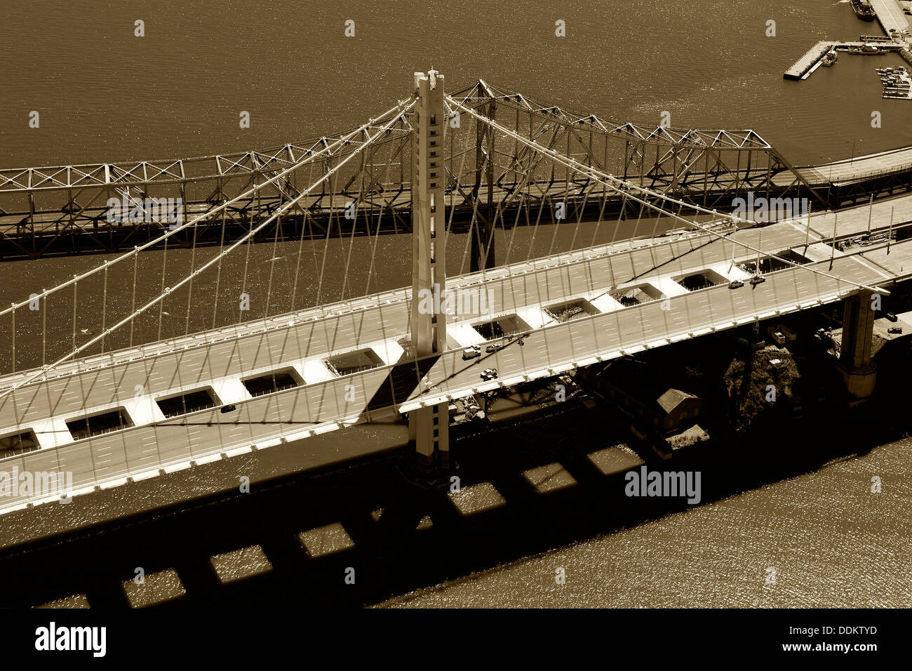 Fotografia aerea del vecchio e nuovo orientale span San Francisco Oakland Bay Bridge Foto Stock