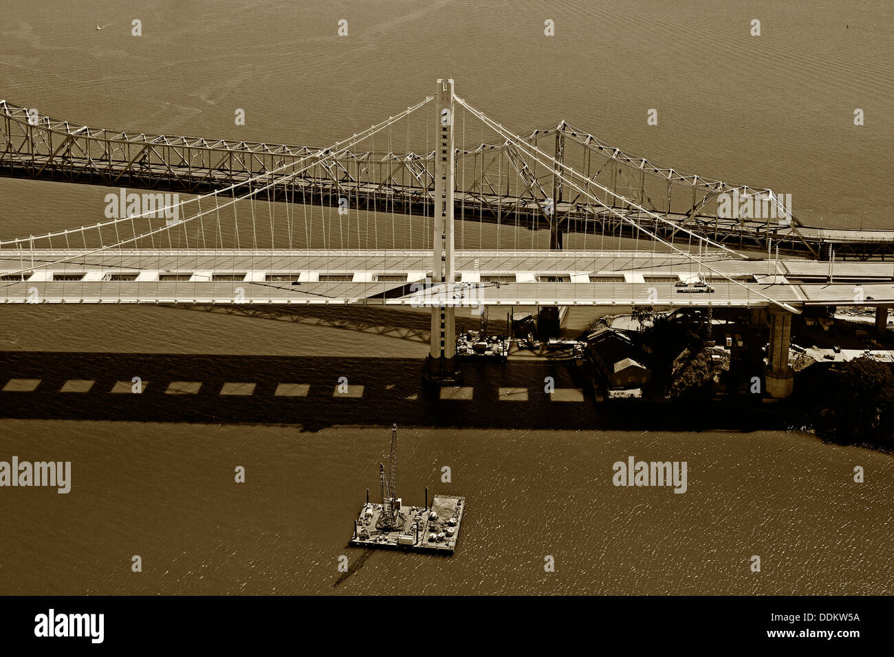 Fotografia aerea di San Francisco Oakland Bay Bridge vecchio e nuovo orientale span Foto Stock