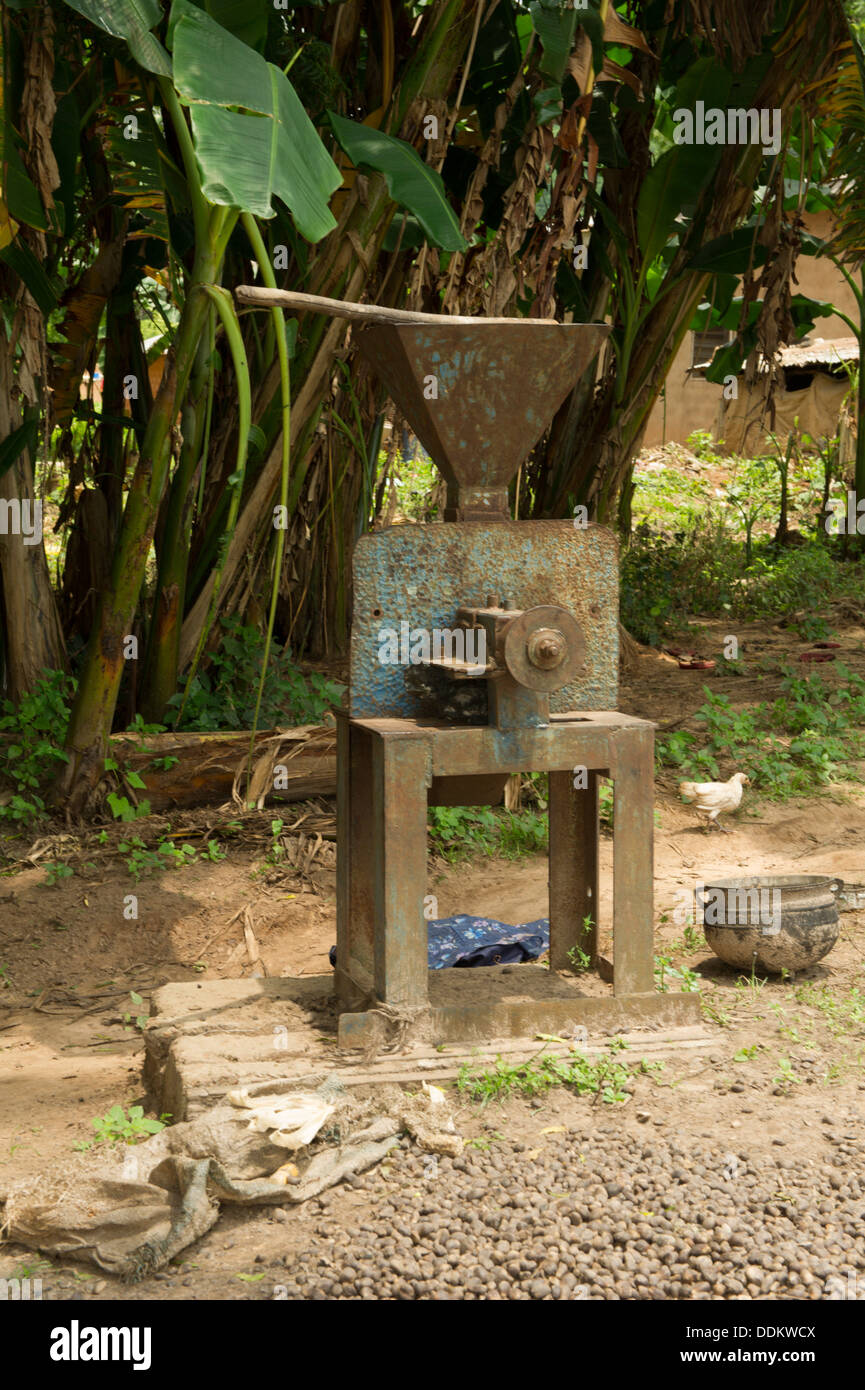 Frantoio meccanico per la macinazione dei frutti delle palme in Nigeria Foto Stock
