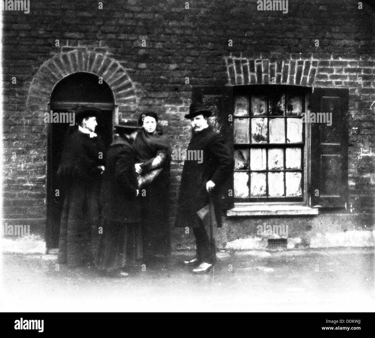 Un missionario e tre donne, Londra, nei primi anni del XX secolo. Artista: John Galt Foto Stock