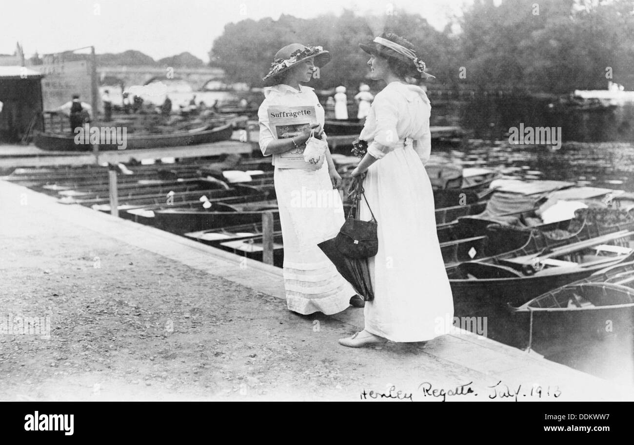 Due suffragettes all'Henley Regatta, Henley-on-Thames, Oxfordshire, Giugno 1913. Artista: sconosciuto Foto Stock