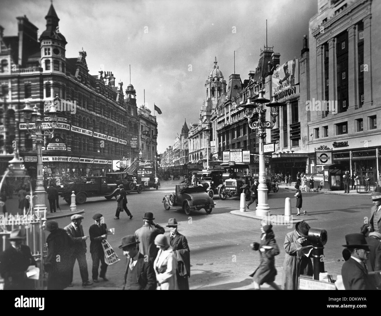 St Giles Circus, City of Westminster, Londra, (c1920?). Artista: sconosciuto Foto Stock