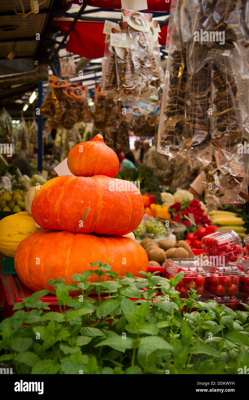 Pila di zucche sulla piazza del mercato Stary Kleparz in Cracovia in Polonia. Foto Stock Pila di zucche sulla piazza del mercato Stary Kleparz in Cracovia in Polonia. Foto Stock