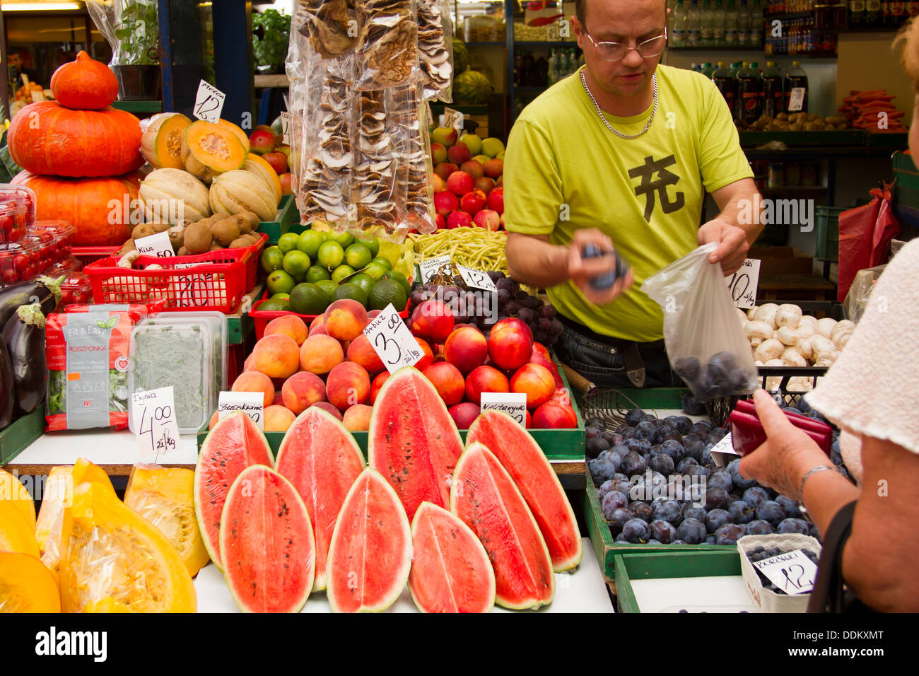 Pressione di stallo con la frutta e la verdura fresca sulla piazza del mercato Stary Kleparz in Cracovia in Polonia. Foto Stock