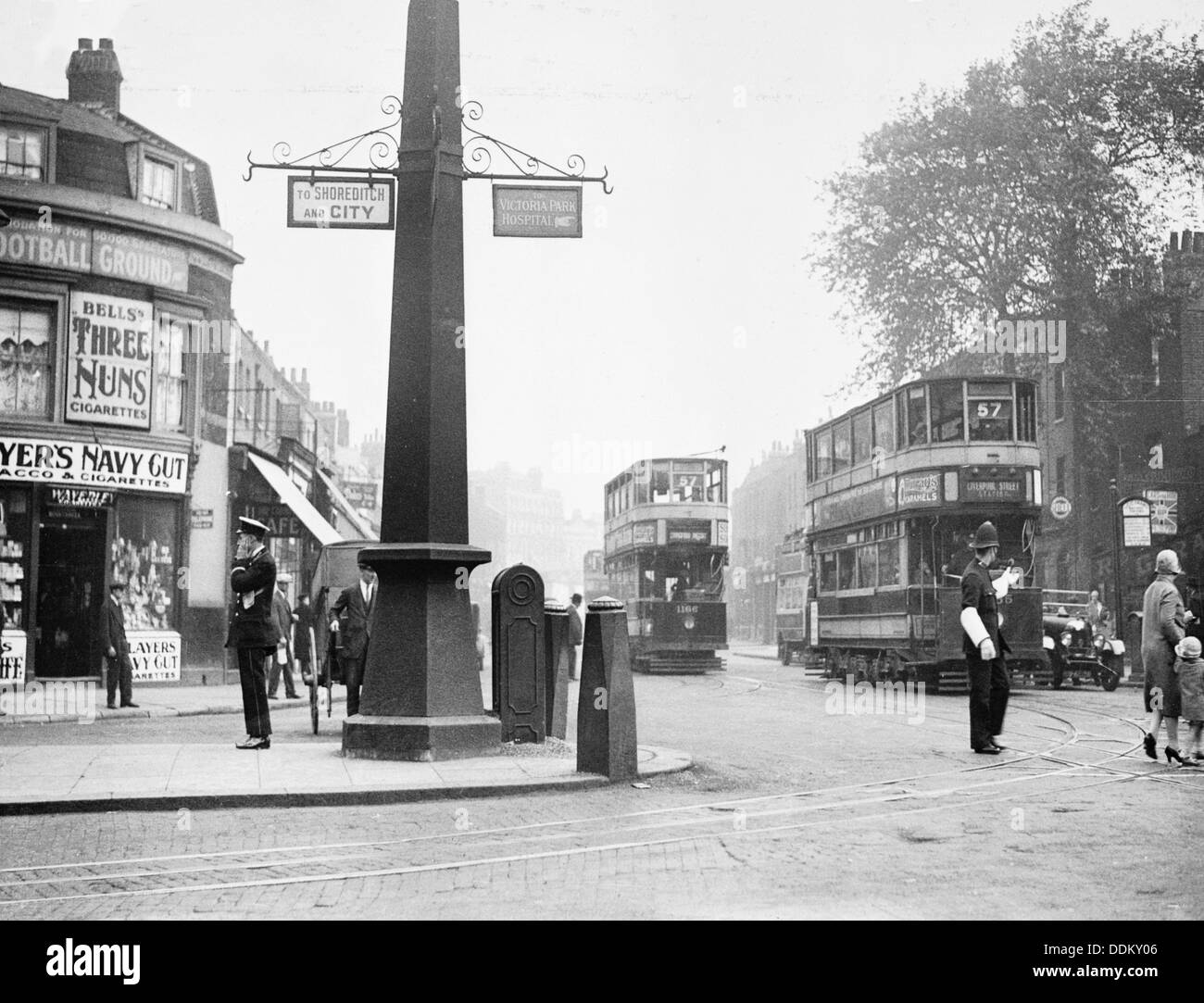 Cambridge Heath Road, Hackney, Londra, 1930. Artista: sconosciuto Foto Stock