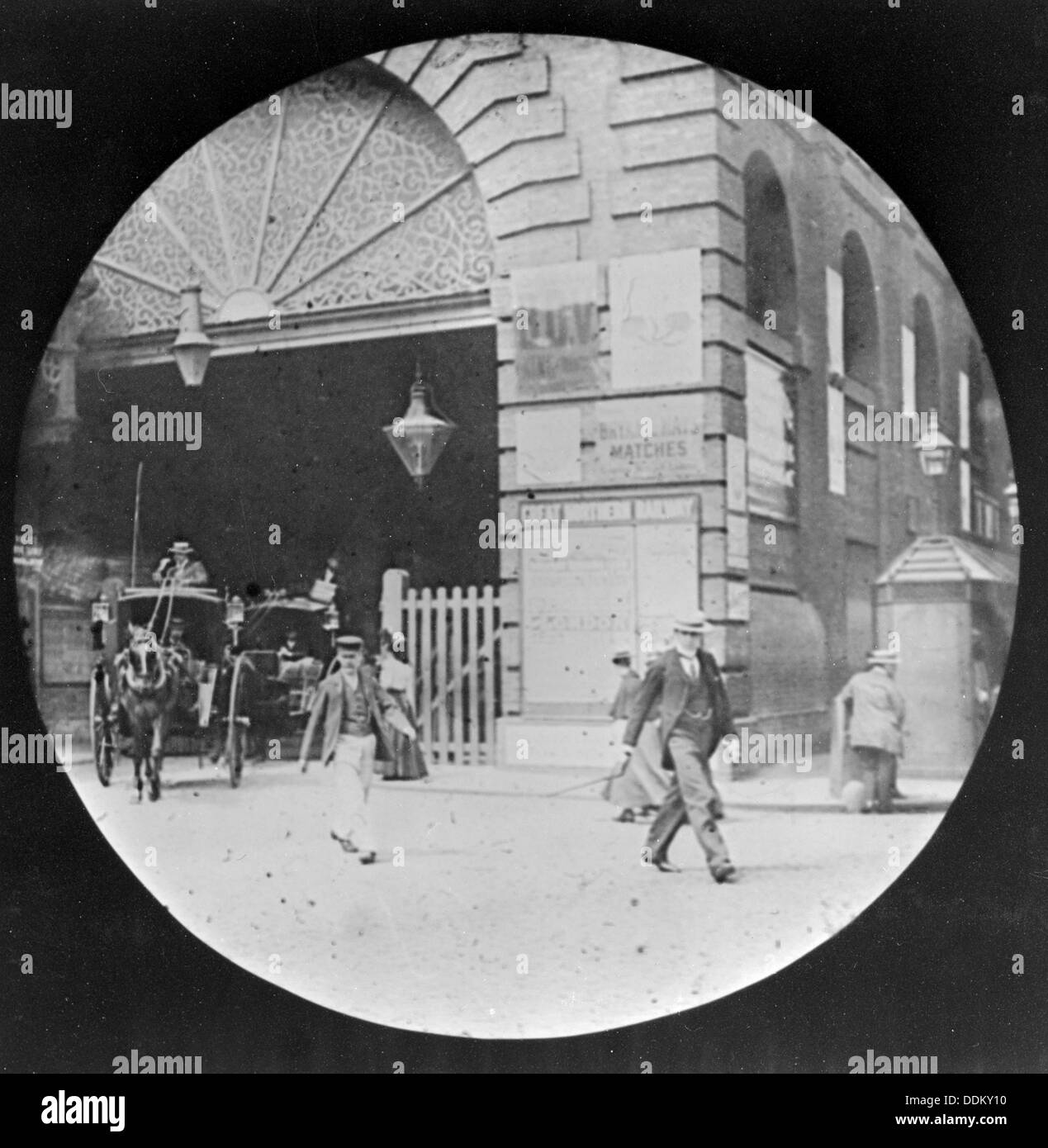 Persone e cavallo e veicoli in Ludgate Hill, City of London, c1909. Artista: sconosciuto Foto Stock