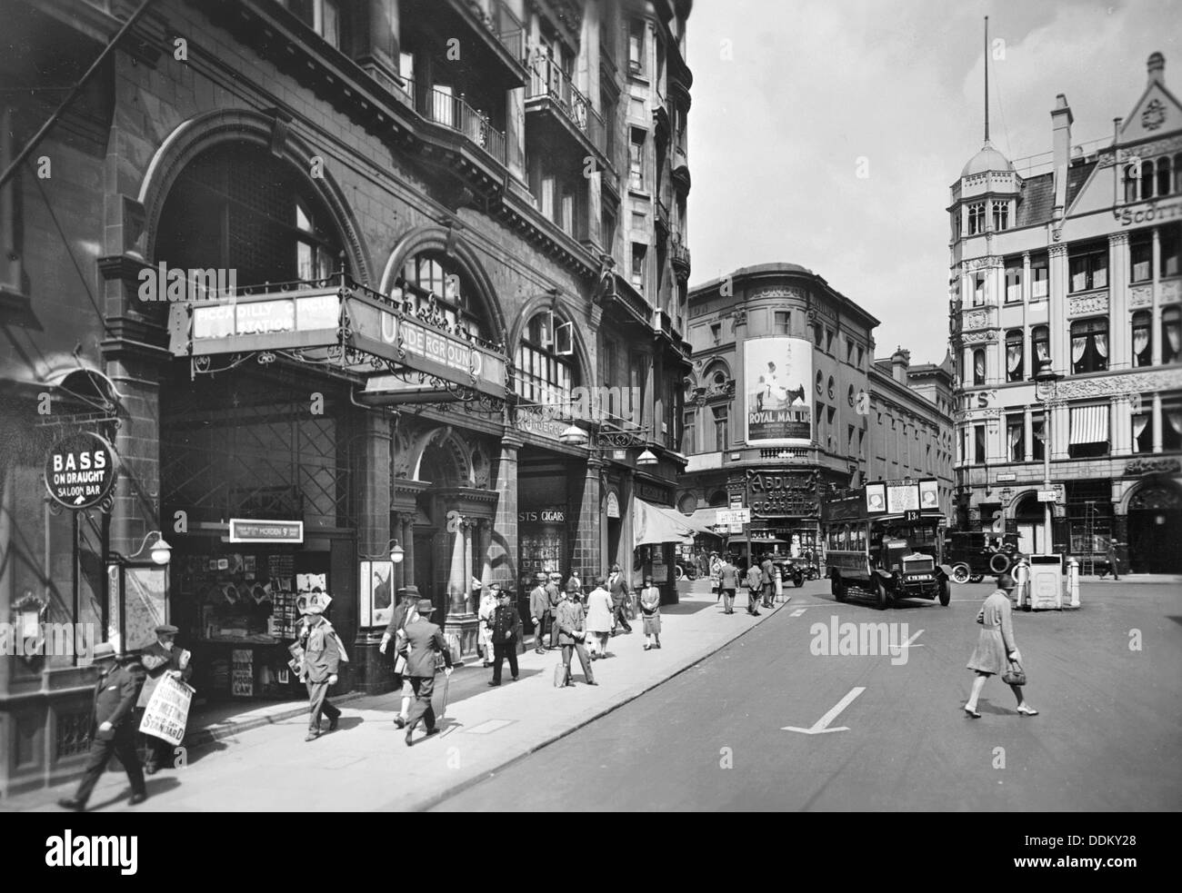 Piccadilly Circus Station, Haymarket ingresso, Westminster, London, c1930s. Artista: George Davison Reid Foto Stock