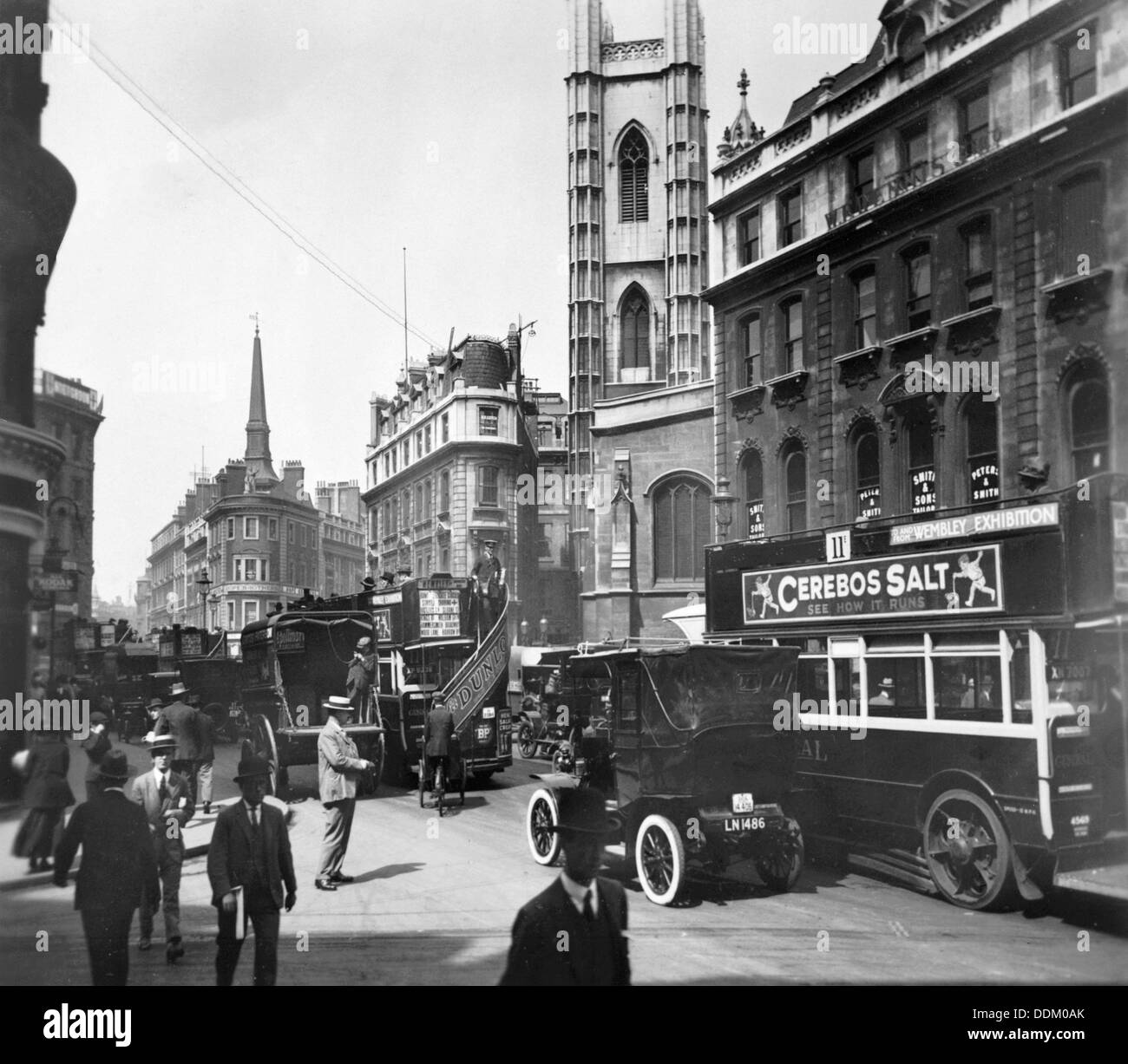 Il traffico in Bow Lane, Città di Londra, c1920s. Artista: sconosciuto Foto Stock