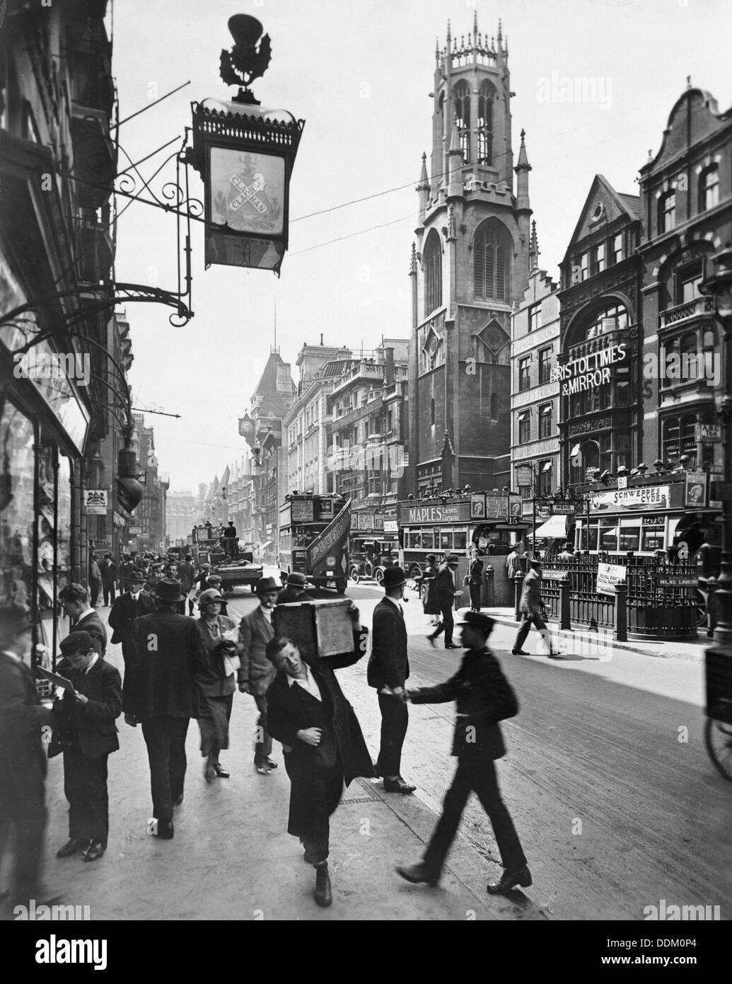 Fleet Street guardando ad ovest, City of London, 1920s. Artista: George Davison Reid Foto Stock