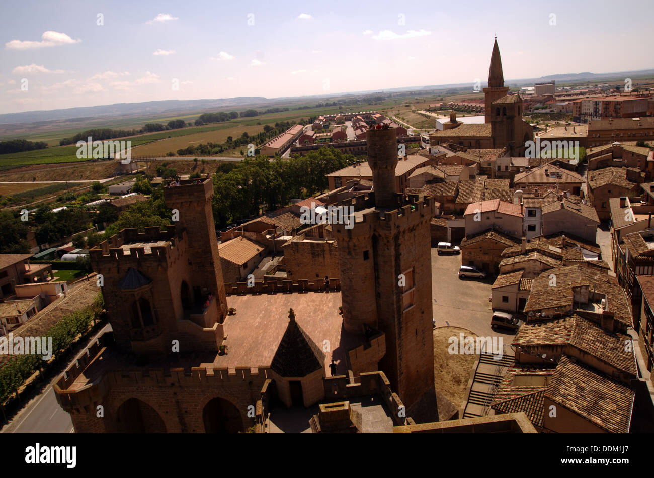 Una vista del villaggio di Olite. Di fronte il Palazzo Reale, dietro la torre campanaria della Basilica di San Pietro. Foto Stock