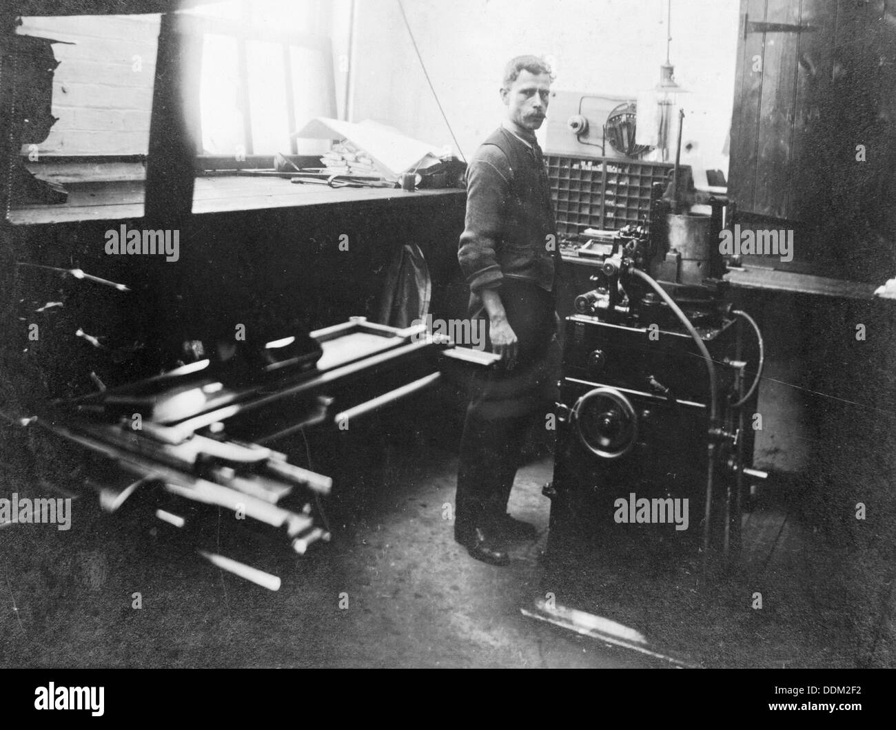 Uomo in un laboratorio di stampa, (fine XIX-inizio XX secolo?). Artista: W Martin Foto Stock