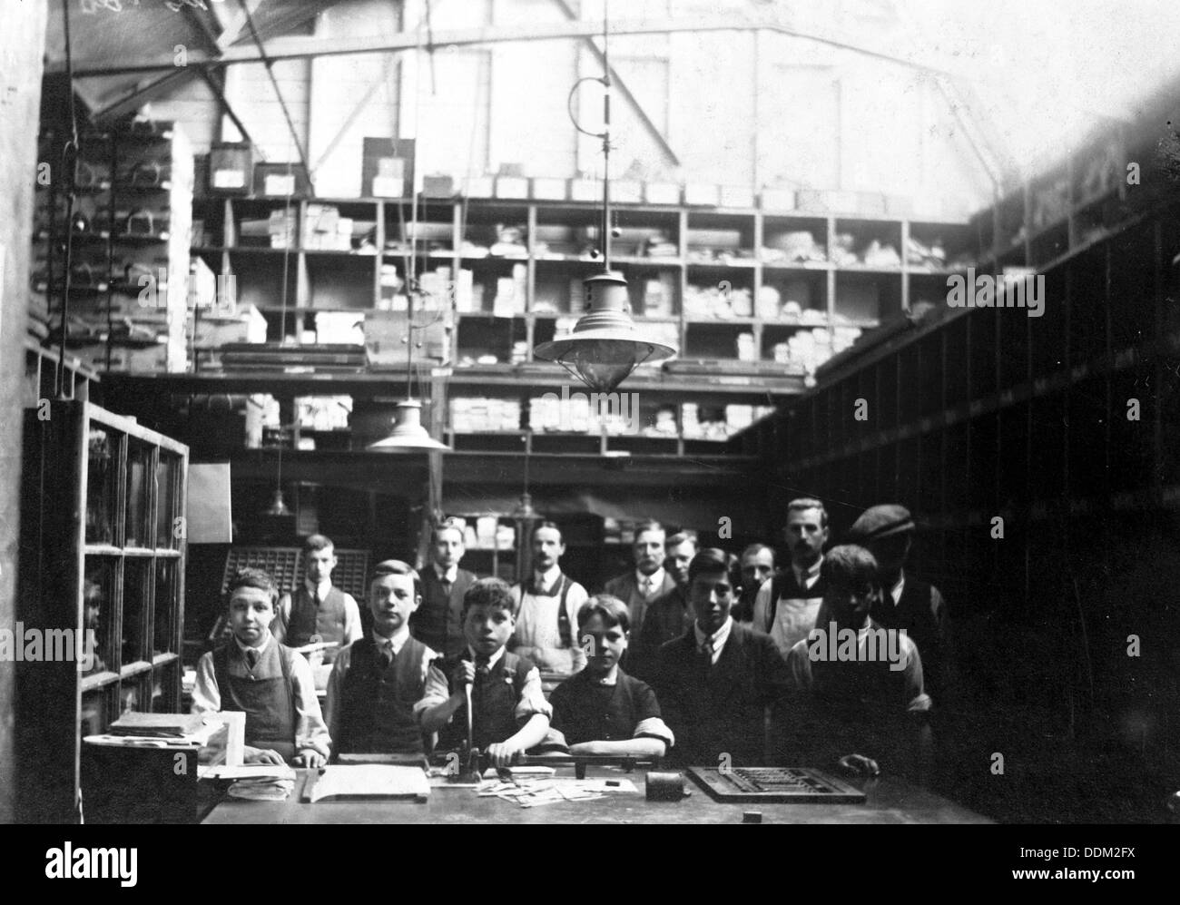 Gli uomini e i ragazzi in un laboratorio di stampa, (fine XIX-inizio XX secolo?). Artista: sconosciuto Foto Stock