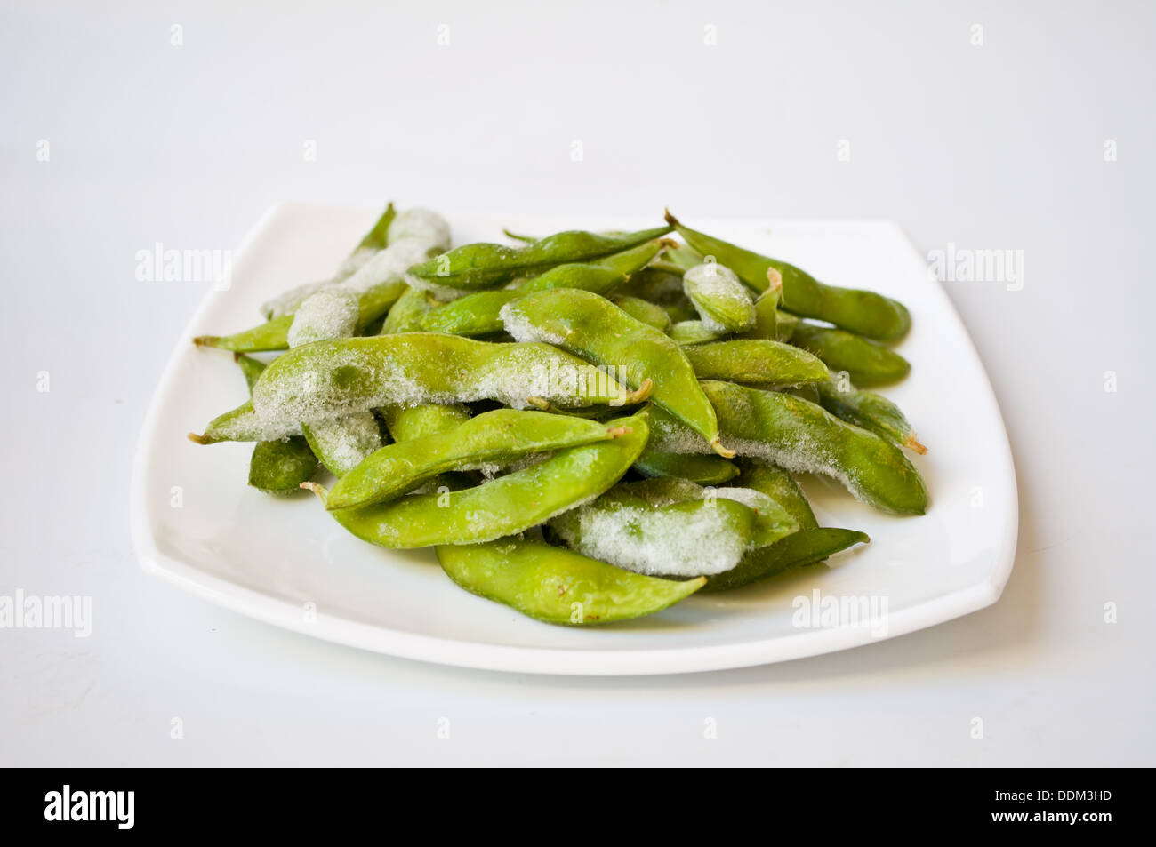 Verde di soia giapponese su sfondo bianco Foto Stock