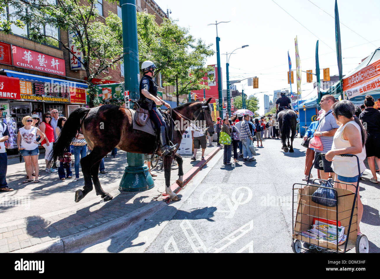 Toronto Polizia a Cavallo in Chinatown e Kensington Market a Toronto;;Ontario Canada;l'America del Nord Foto Stock